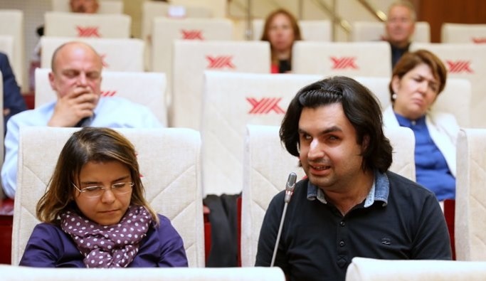 Akademik Danışmanımız Doç. Dr. Göksenin İNALHAN ve Birim Koordinatörümüz Çağrı ARTAN'ın konferans salonunda yan yana otururken görüldüğü bir fotoğraf